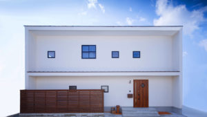 キューブ型の白い家。熱・光・風を最大限活かしたパッシブデザイン。行橋・小倉にお住まいの方におすすめ。