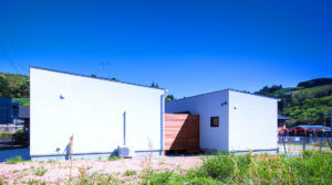 C形の家の間は、開放的なウッドデッキ。福岡、行橋、苅田のおすすめ平屋は、be-plus。