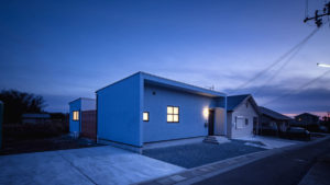青い四角いお家の格子窓から、あたたかな光がお出迎え。シンプルスタイリッシュなbe-plusの平屋の家は、小倉、行橋、苅田の20代30代40代におすすめのパッシブデザイン注文住宅。