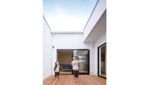 子供達も中庭から空を眺めて自然を感じながらのびのび生活できる、ヤスナグデザインホーム株式会社のbe-plusの平屋住宅。