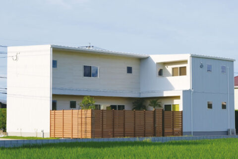 白いガルバのL字形の家は、青い空に良く似合う。パッシブデザイン省エネ住宅のヤスナグデザインホームの注文住宅です。行橋の方必見。