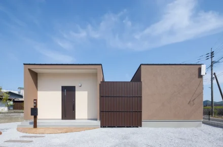 正面からの日中の住宅外観