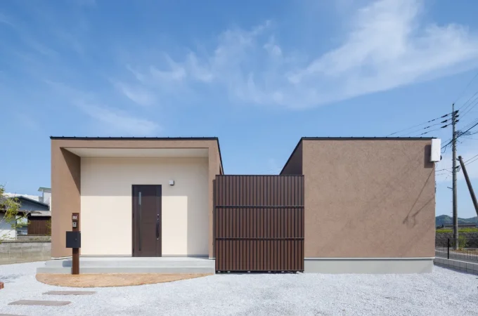 正面からの日中の住宅外観