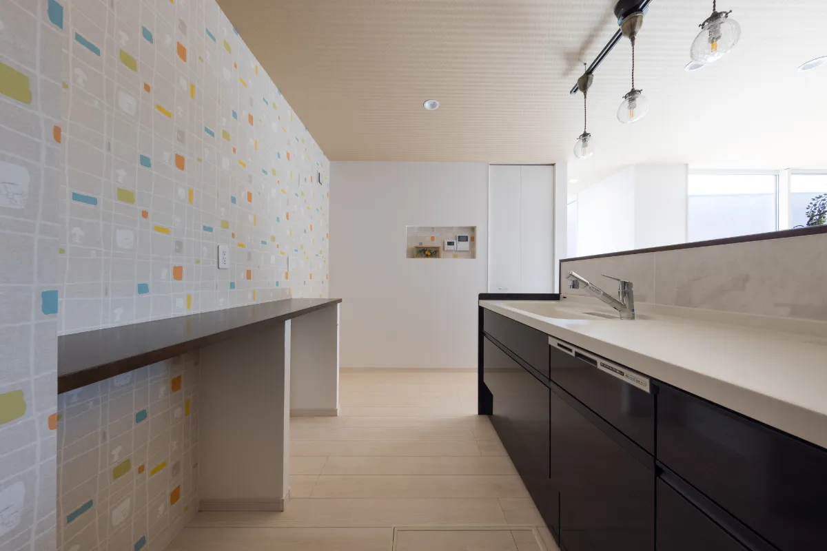 カラフルなタクロスに面したキッチンのカウンタースペース