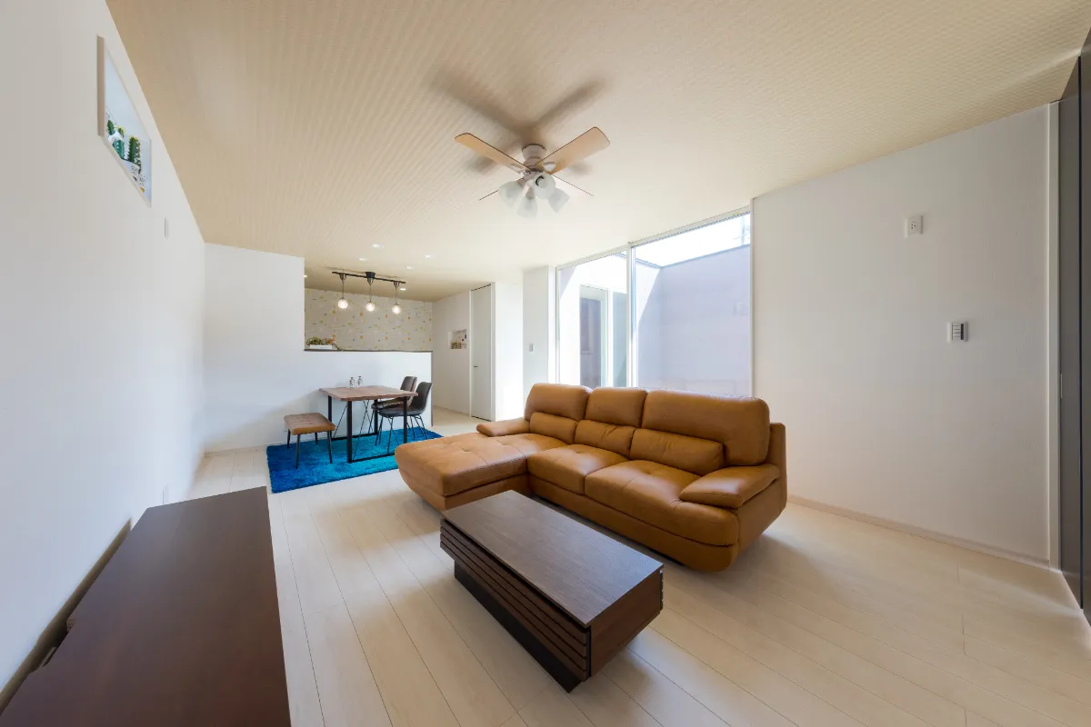 白い壁と大きな窓が特徴のリビングルーム