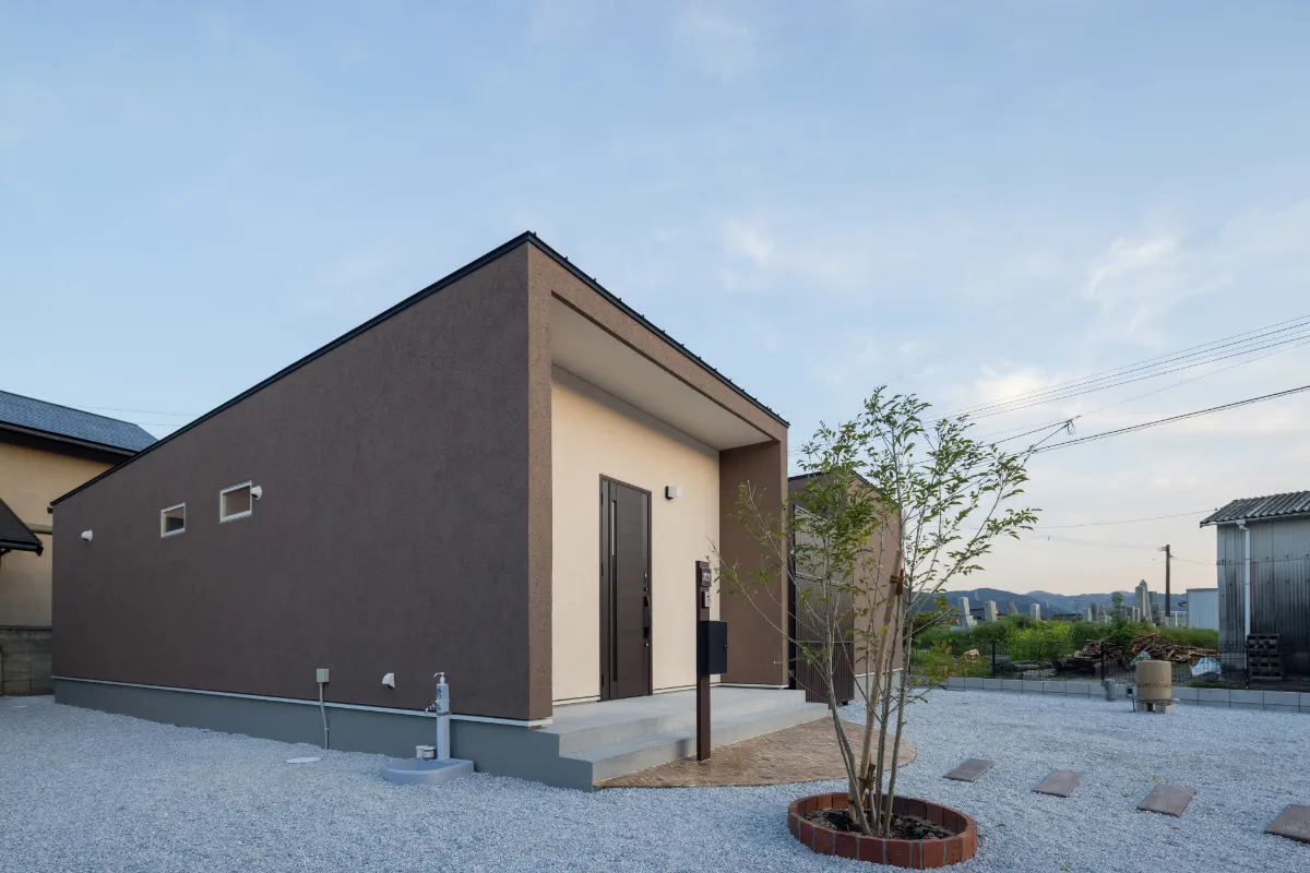 斜めからの日中の住宅外観