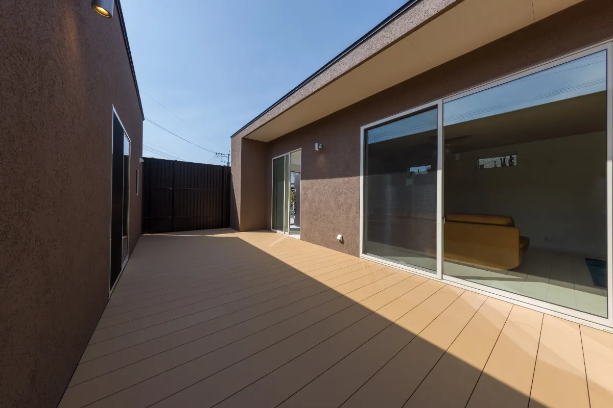 日中のテラス全景