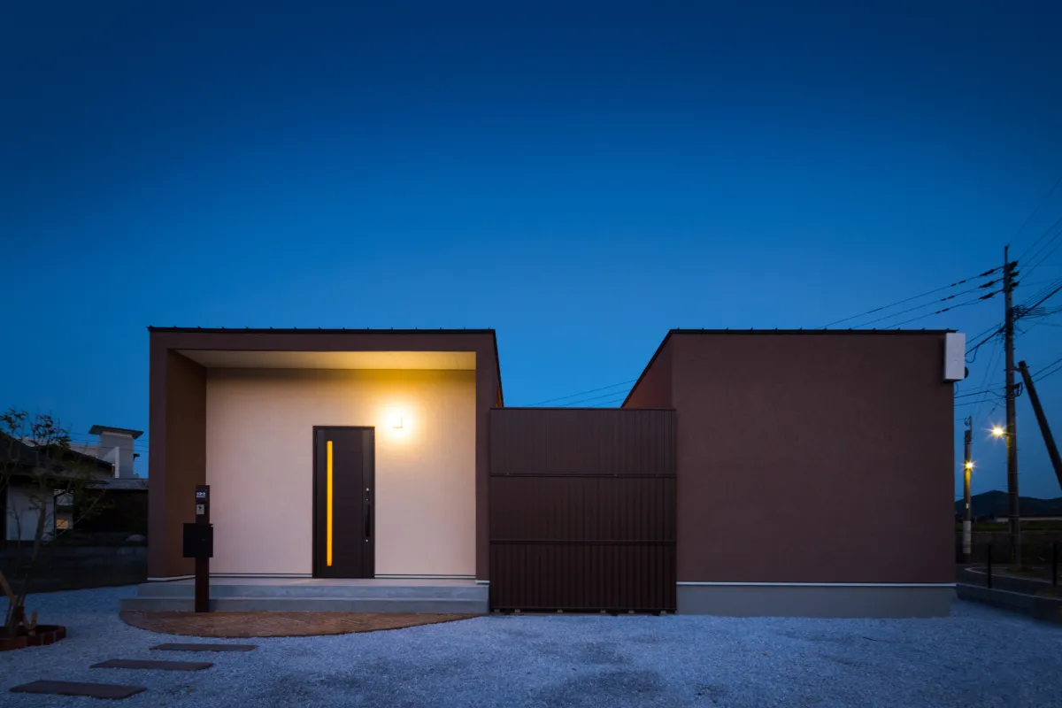 正面から見た夕暮れ時の住宅外観