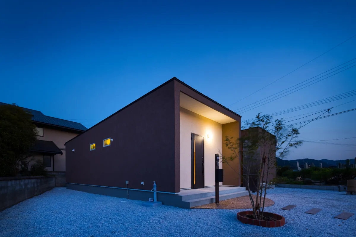 斜めから見た夕暮れ時の住宅外観