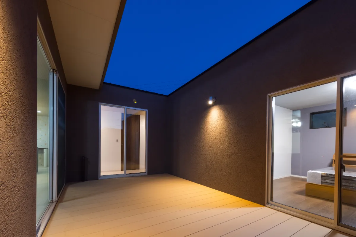 柔らかい照明に照らされた夕暮れ時のテラス