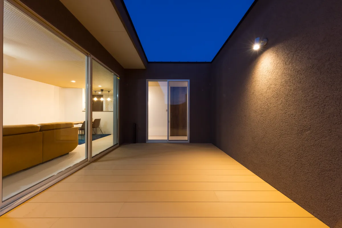 柔らかい照明に照らされた夕暮れ時のテラス