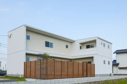 L字型に配置された白い外壁のパッシブデザイン住宅