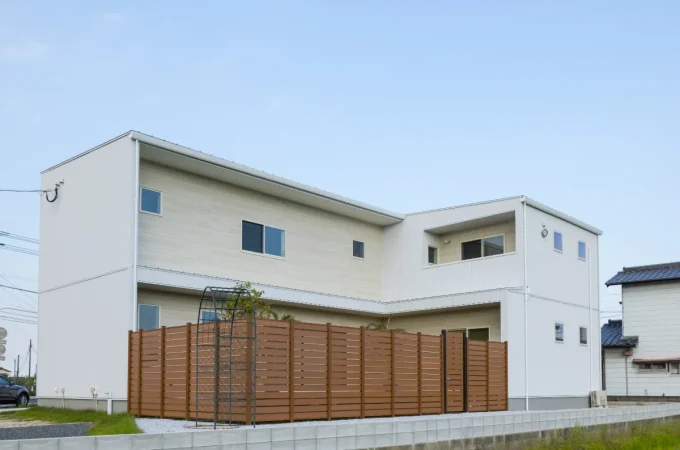 L字型に配置された白い外壁のパッシブデザイン住宅