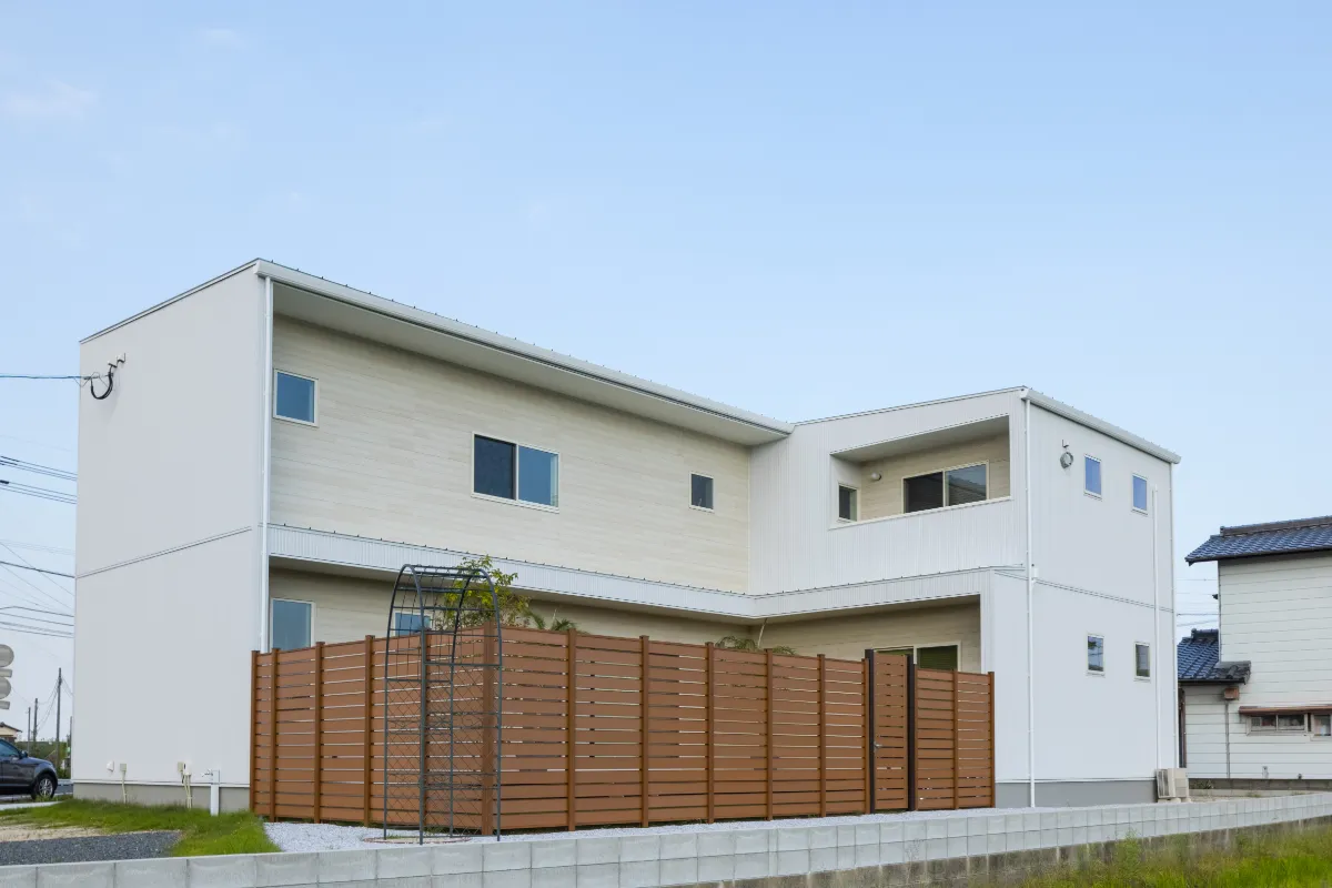 L字型に配置された白い外壁のパッシブデザイン住宅