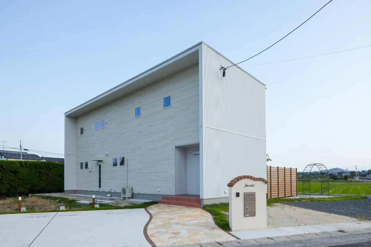 ホワイトガルバの外壁が印象的な2階建て住宅