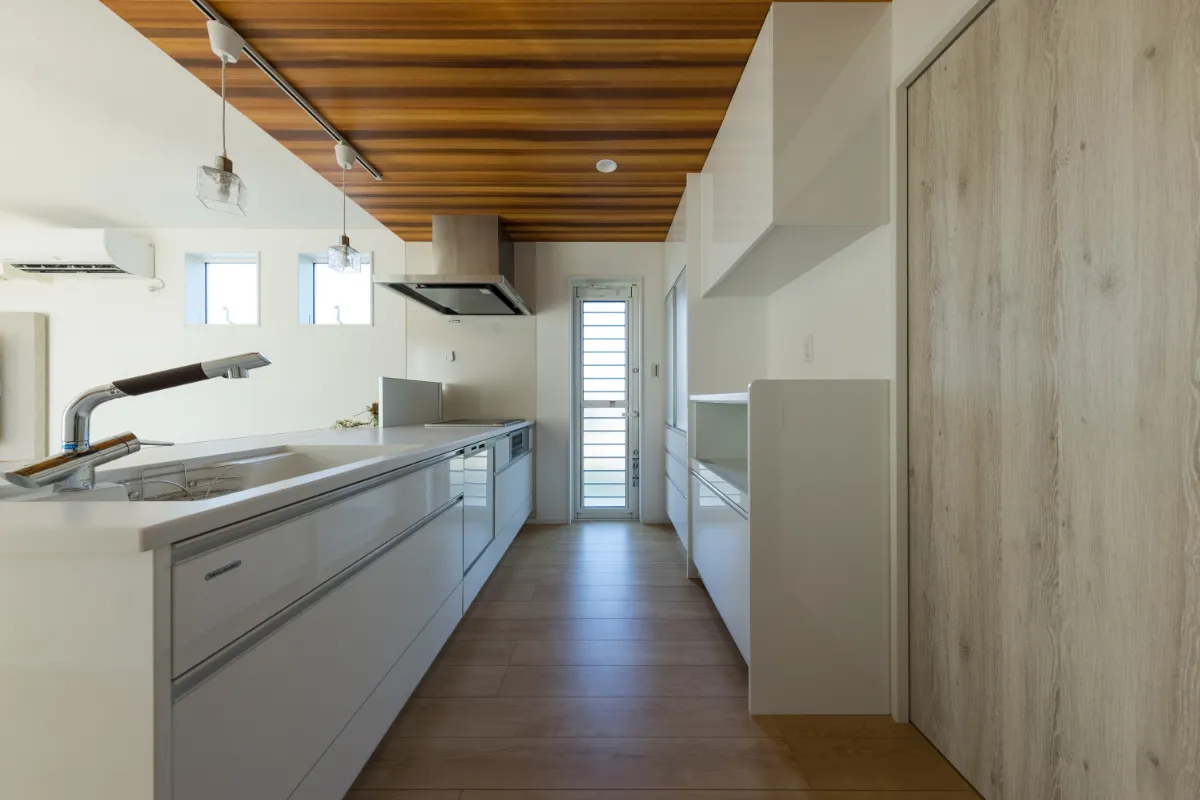 木目天井が印象的な、明るく開放感ある対面型キッチン