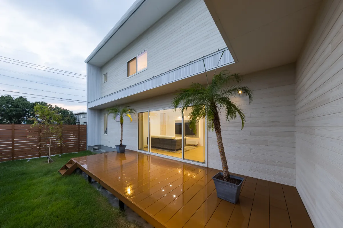 室内から漏れる明かりが温かみを感じさせる夕暮れ時のテラス