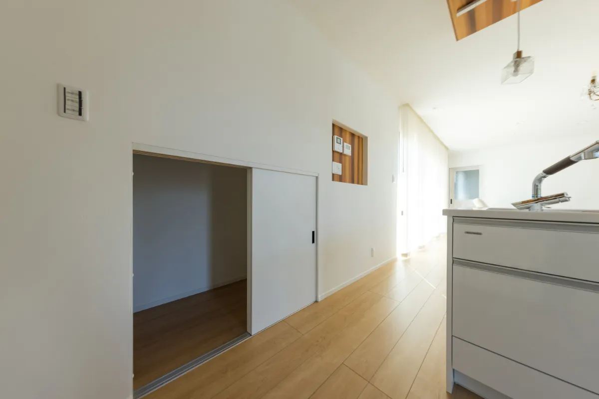 キッチン横に設けられた低い引き戸の収納スペース