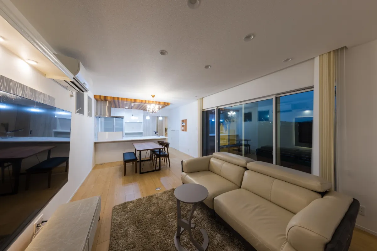 温かみのある照明とガラスのペンダントライトが落ち着いた空間を演出