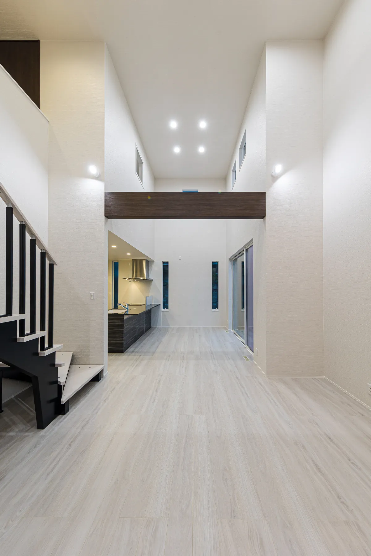 キッチンとリビングをつなぐ広々とした空間