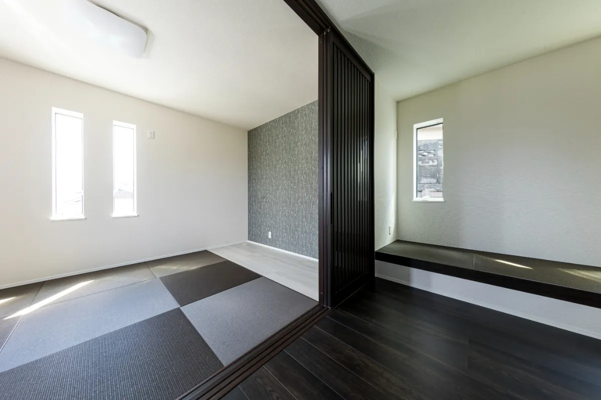 和モダンな琉球畳が敷かれた和室と、格子戸で仕切られた落ち着きある小上がりスペース