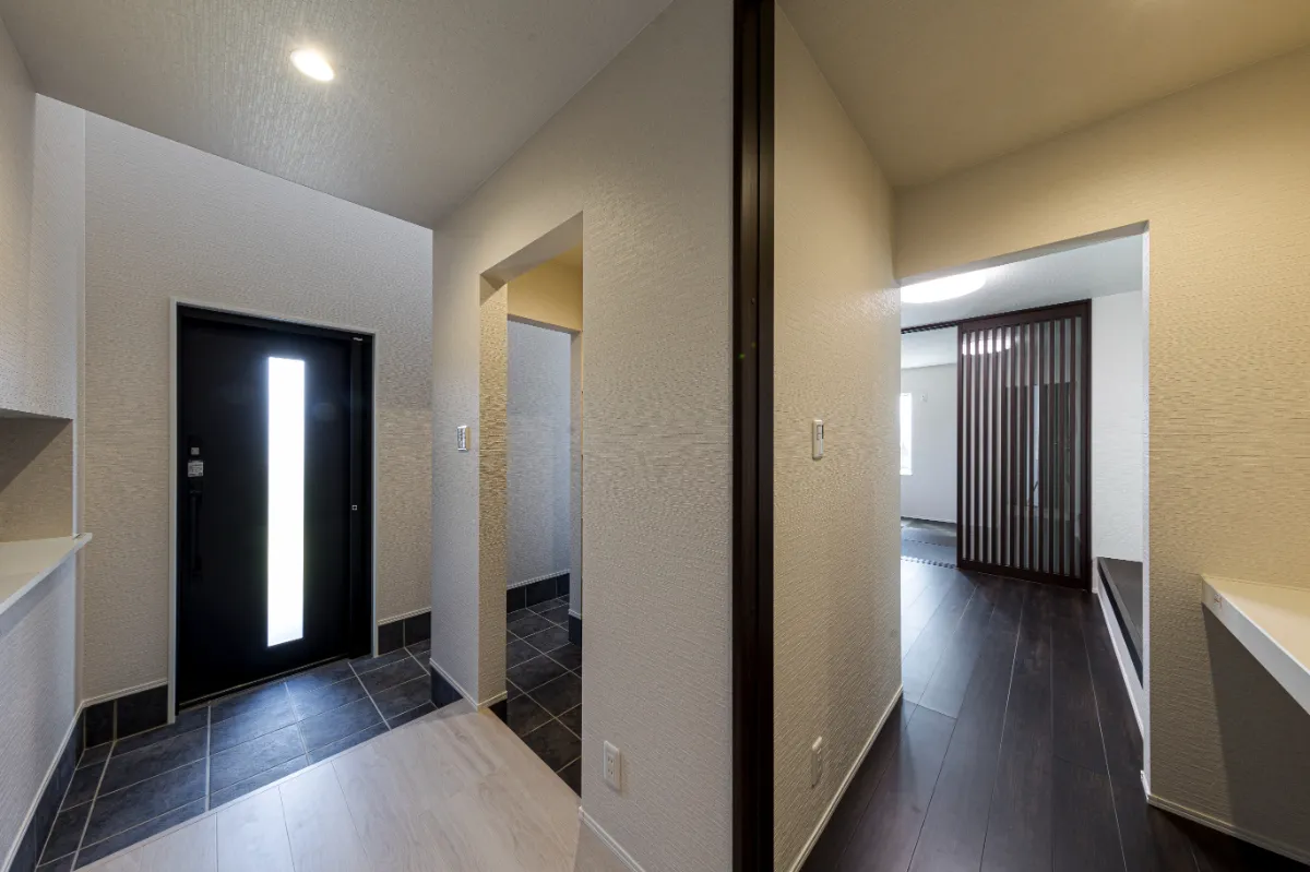 ダークカラーの床と建具がモダンな雰囲気を演出する廊下スペース