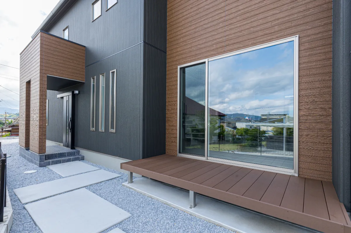 シンプルな玄関アプローチと、リビングにつながるウッドデッキ