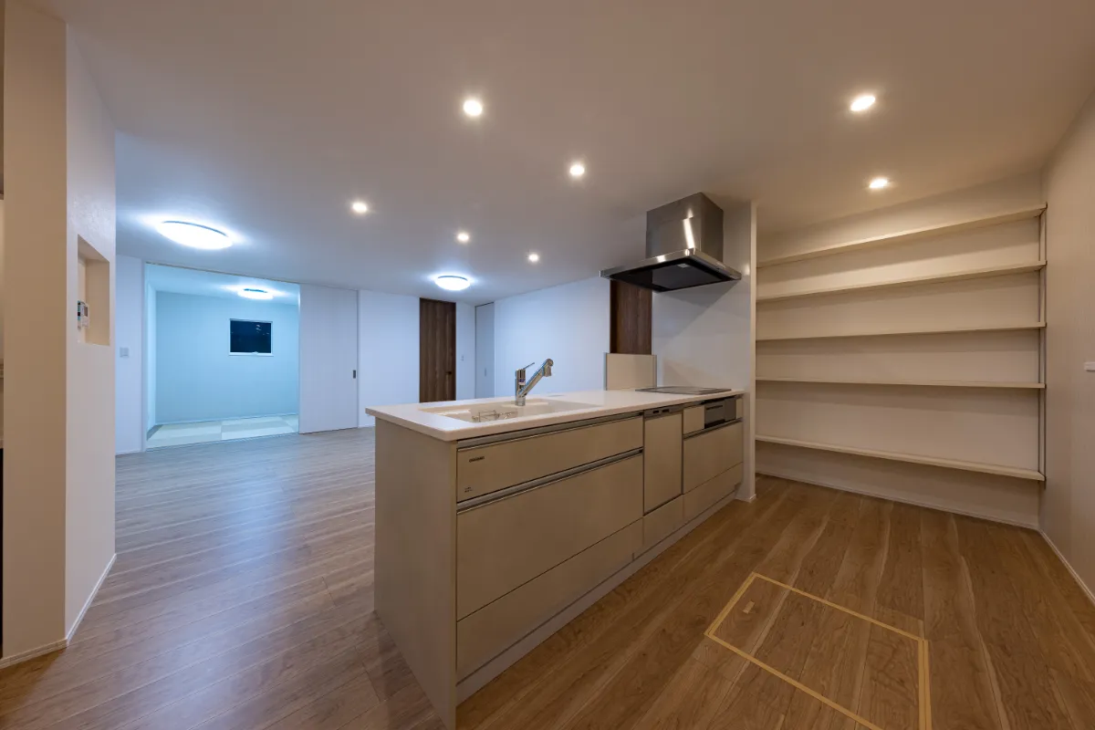 リビングまで見渡せる開放的なレイアウトが印象的なキッチン