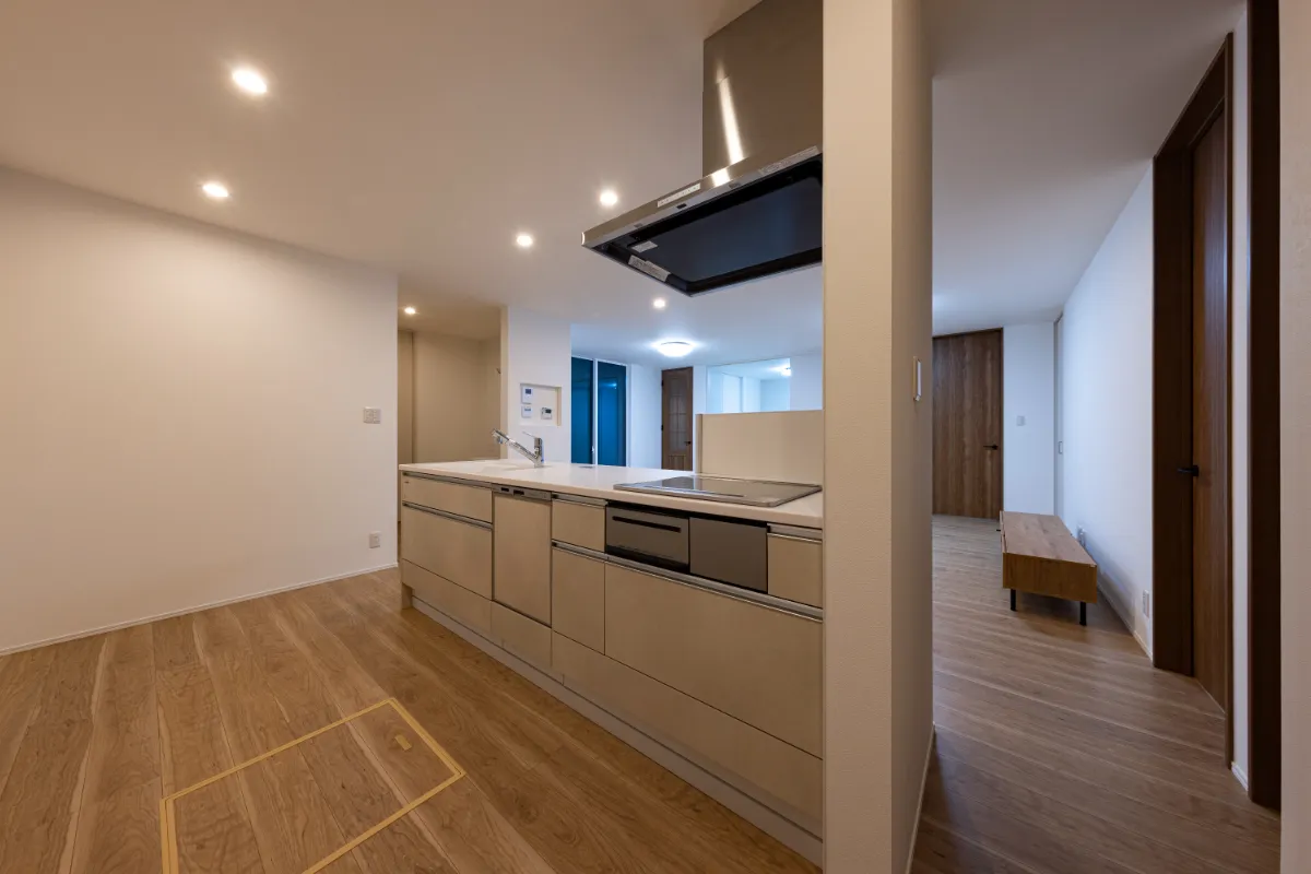 キッチンからLDK全体を見渡した夜の様子