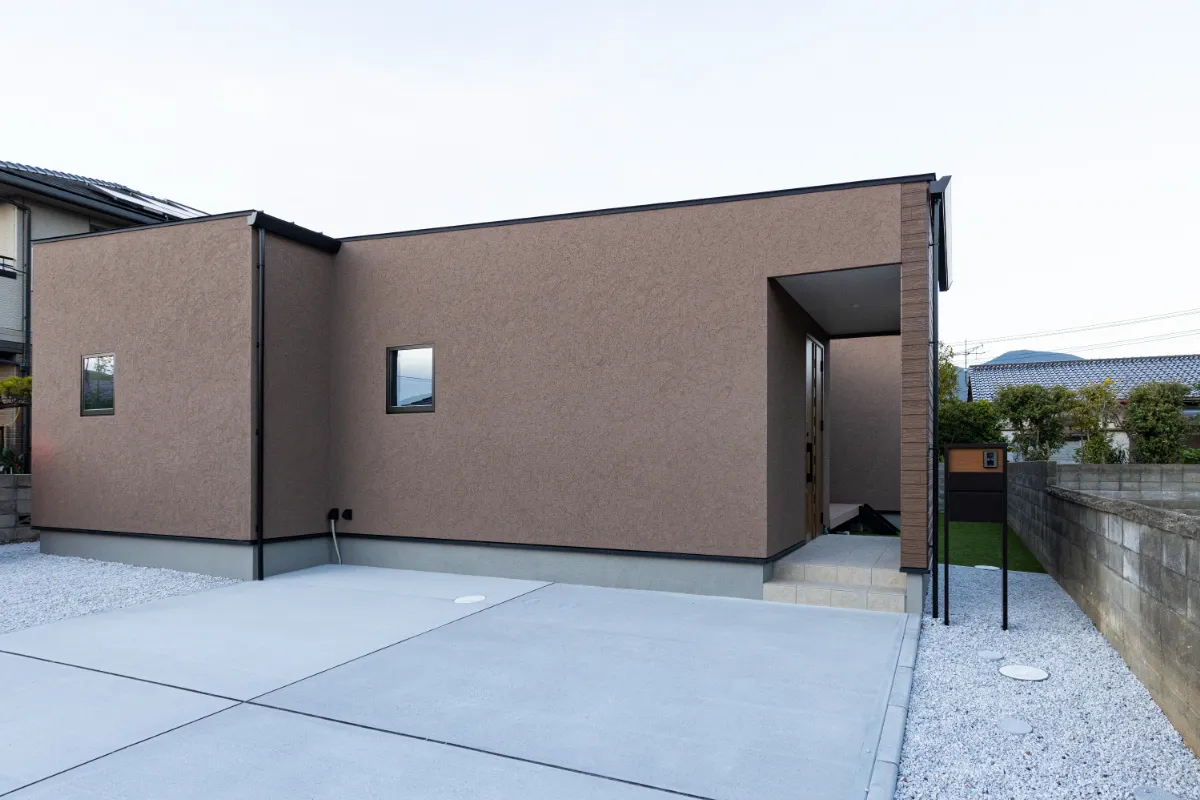 正面右側に玄関を配置した外観のワイドアングル