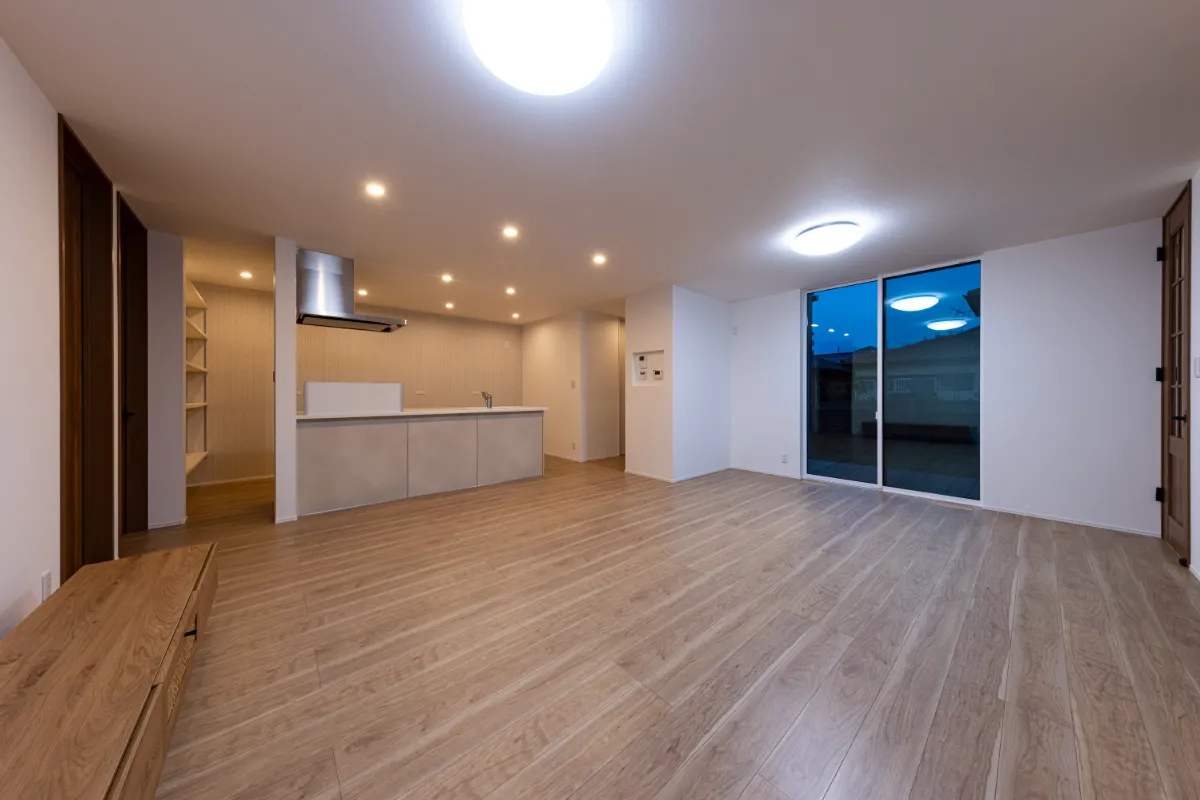 夜の照明があたたかく灯るリビング