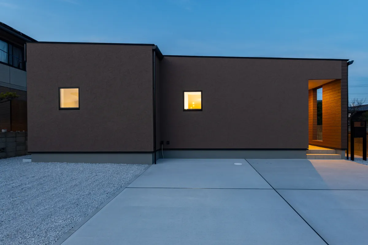 夜景で切り取った正面外観