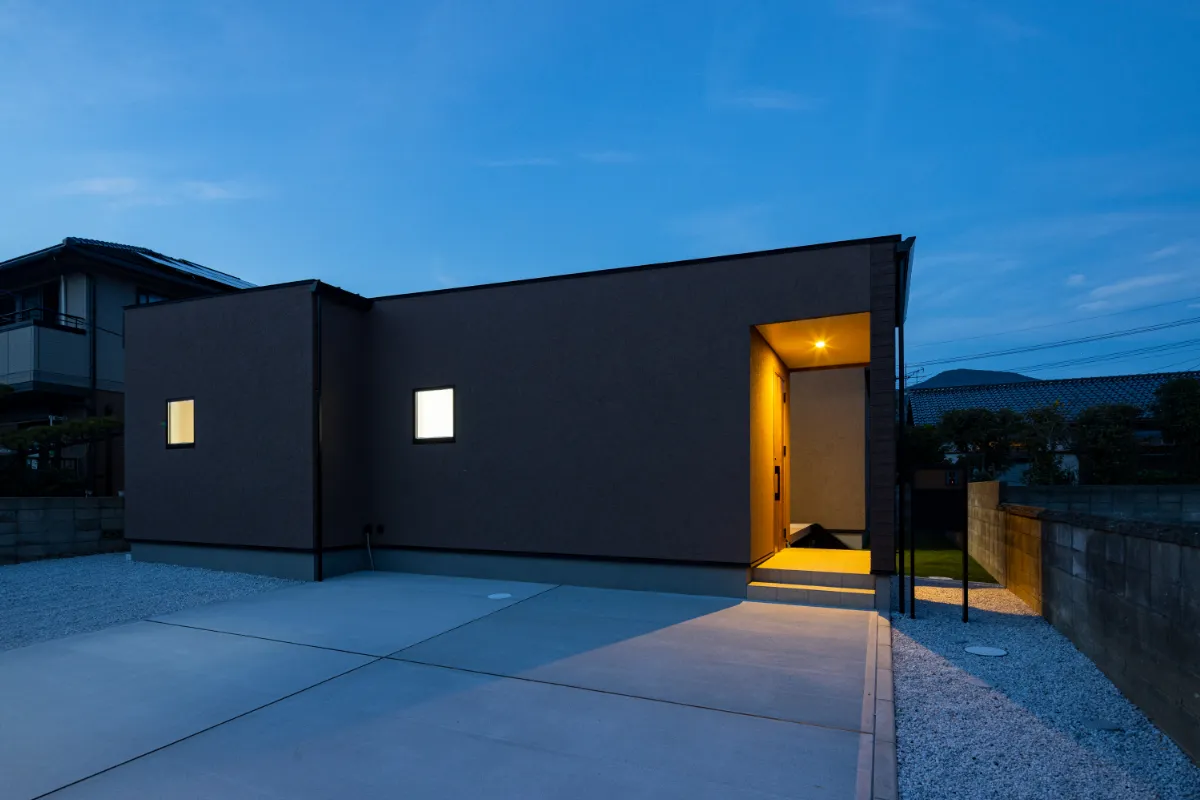 夜の玄関まわりを斜めから撮影したカット