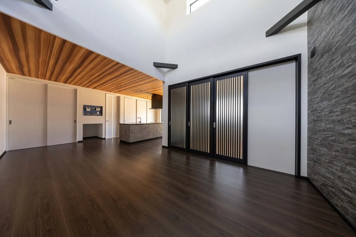 和の趣を感じる格子戸と、木目の天井・石目の壁が調和したLDK