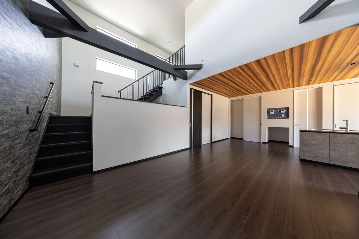 吹き抜け天井が印象的な、広がりのあるリビング