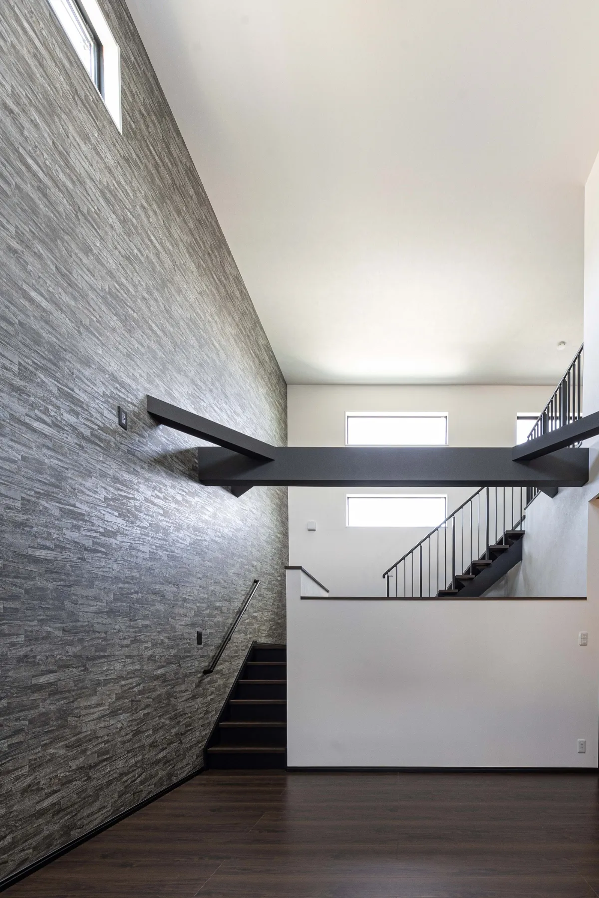 石調の壁面が美しい、自然光がたっぷり差し込む吹き抜け空間
