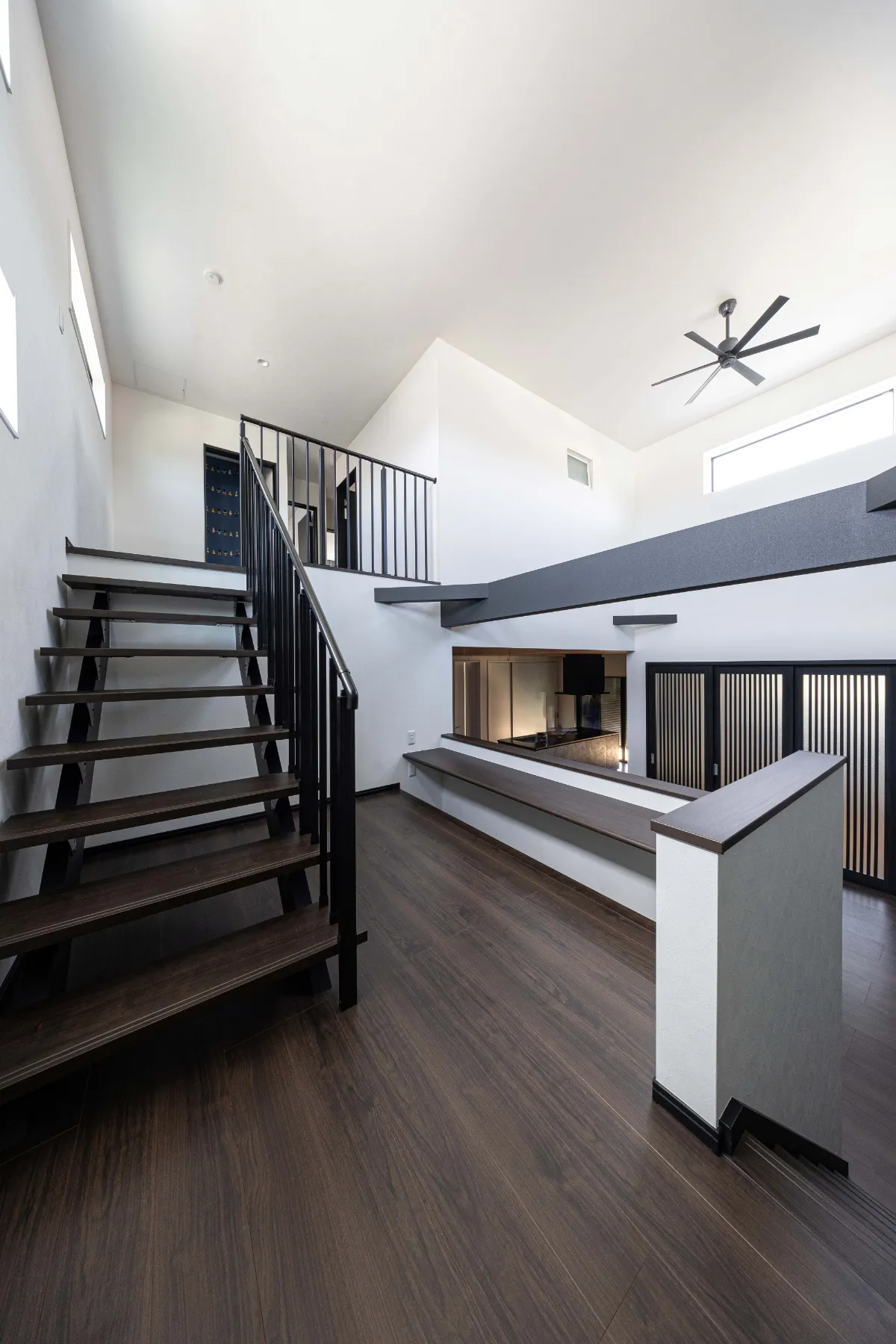 2階への階段から見下ろす吹き抜け空間