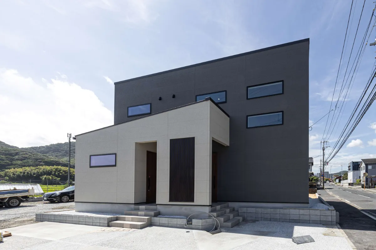 斜めの屋根ラインが目を引く、スタイリッシュな住宅外観