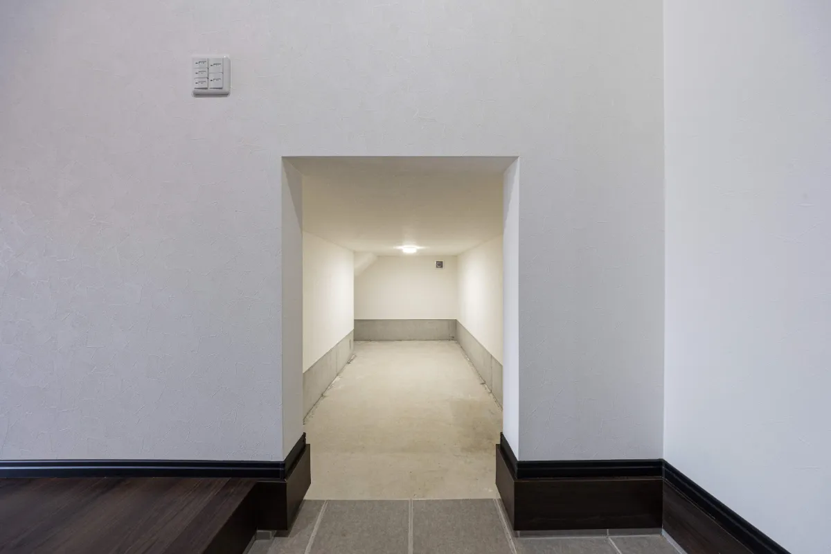 玄関から続く土間スペースの奥には、収納スペースを完備