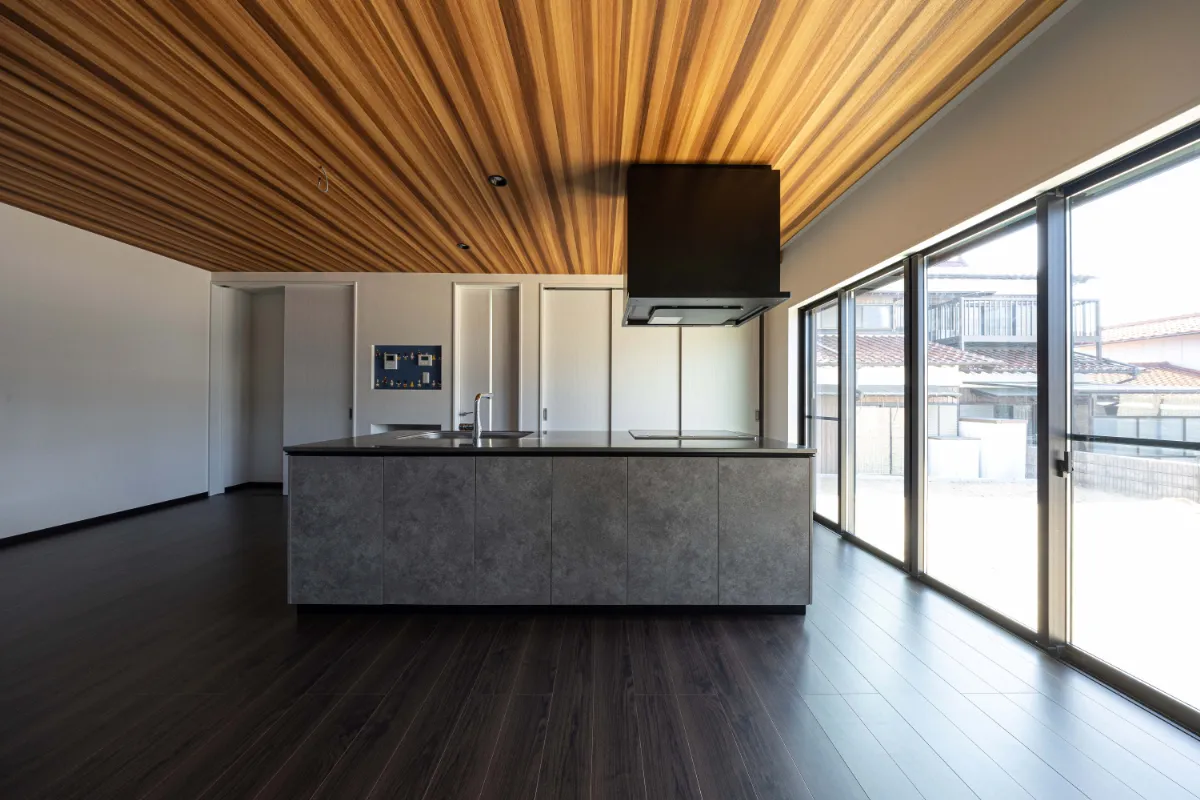 重厚感のあるグレーのアイランドキッチン