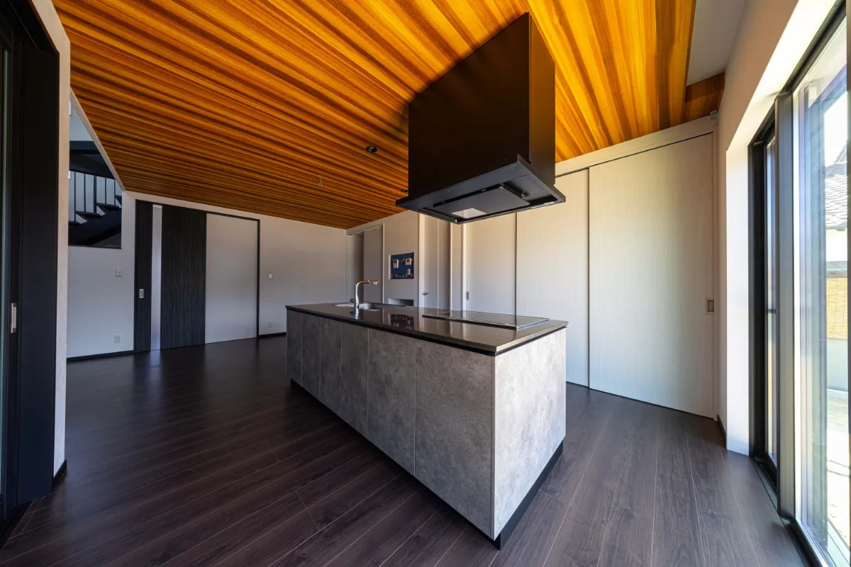 ブラックのフレームとフードが際立つキッチン