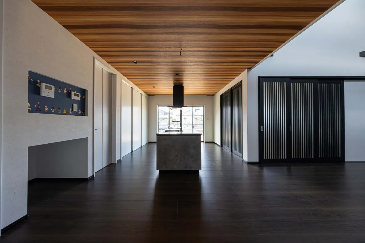 木目天井が奥行きを演出するキッチンダイニング