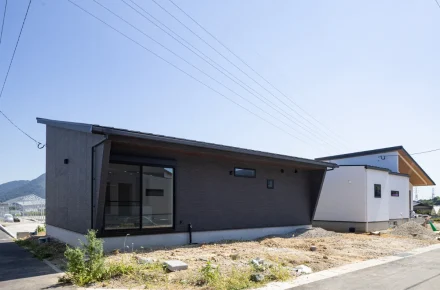 モダンな片流れ屋根とブラックの外壁が印象的な平屋住宅の外観