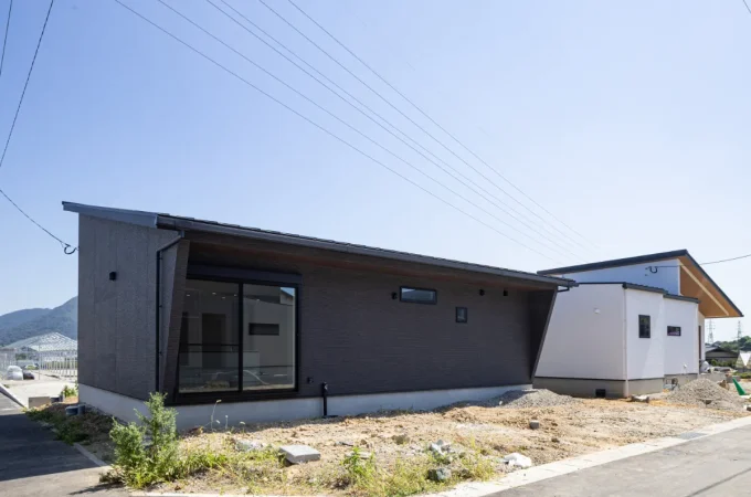 モダンな片流れ屋根とブラックの外壁が印象的な平屋住宅の外観