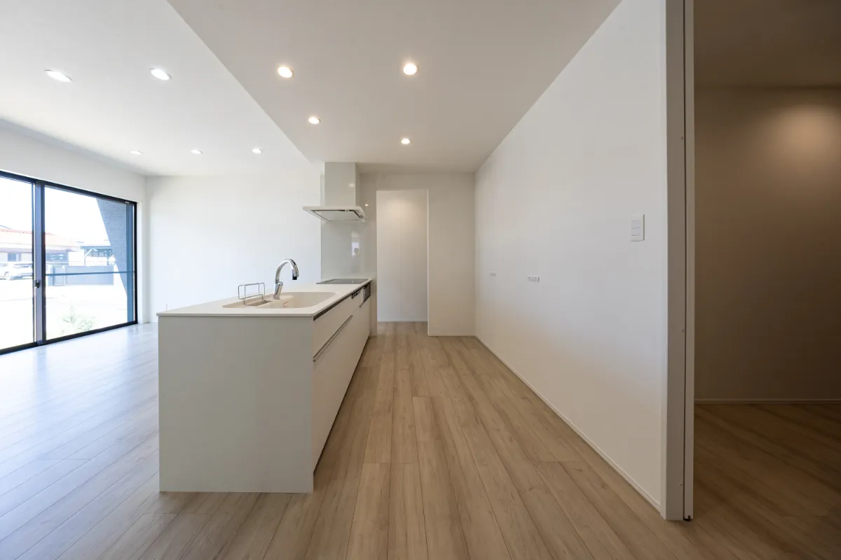 大きな窓から光が注ぐ、明るく開放的なキッチンスペース