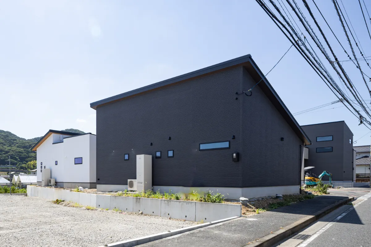 ブラックの外壁とスリット窓が並ぶシンプルかつスタイリッシュな側面外観