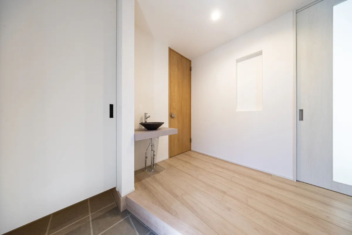 玄関土間から続く、明るく開放的なホールスペース