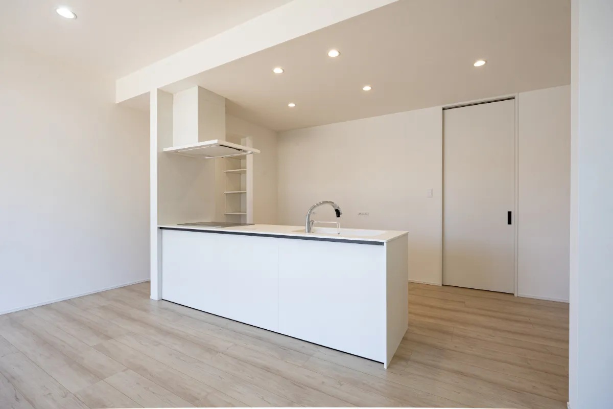 白を基調としたシンプルで美しいアイランドキッチン