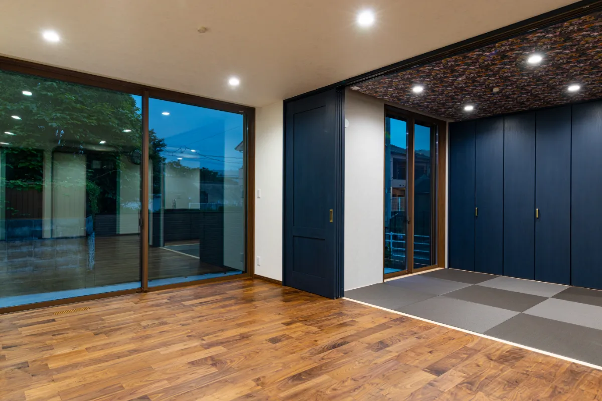 和室とリビングのつながりが感じられる夜の室内