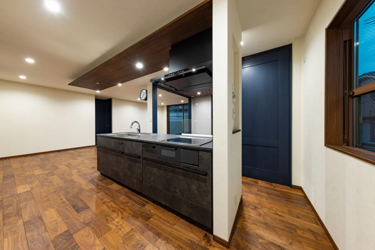 夜の照明に照らされたキッチン